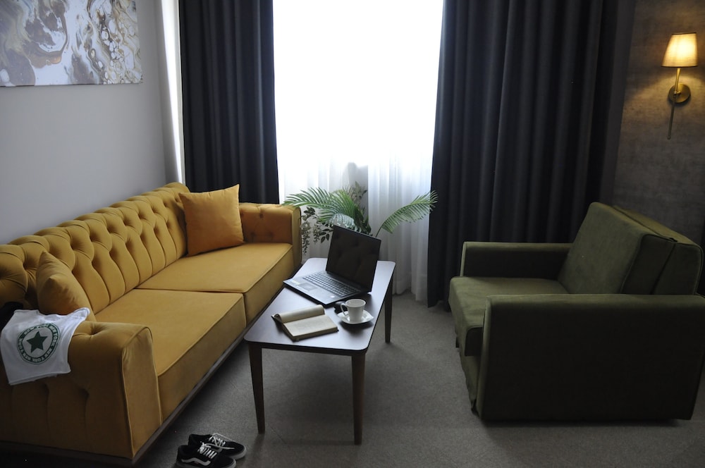 Corner Suite - Photo 9