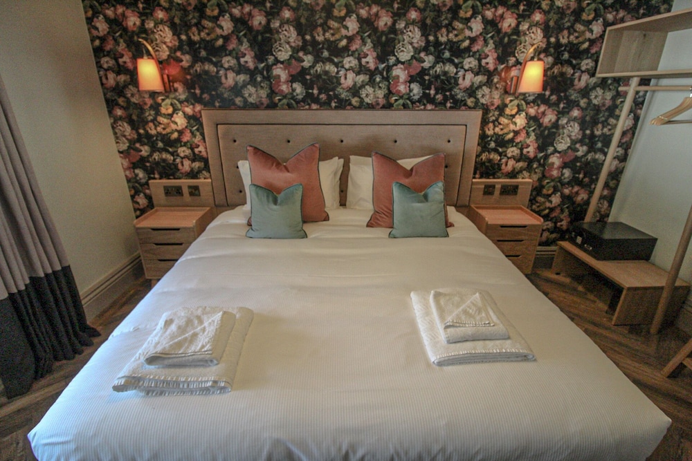 Superior Double Room, Ensuite - Photo 2