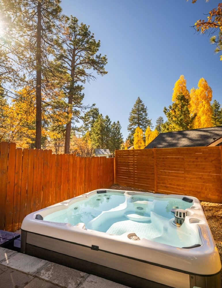 Deluxe Cabin, Hot Tub