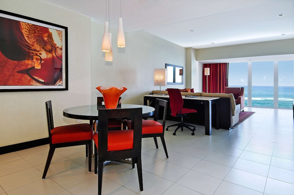 Deluxe Suite, 1 King Bed, Oceanfront - Photo 7