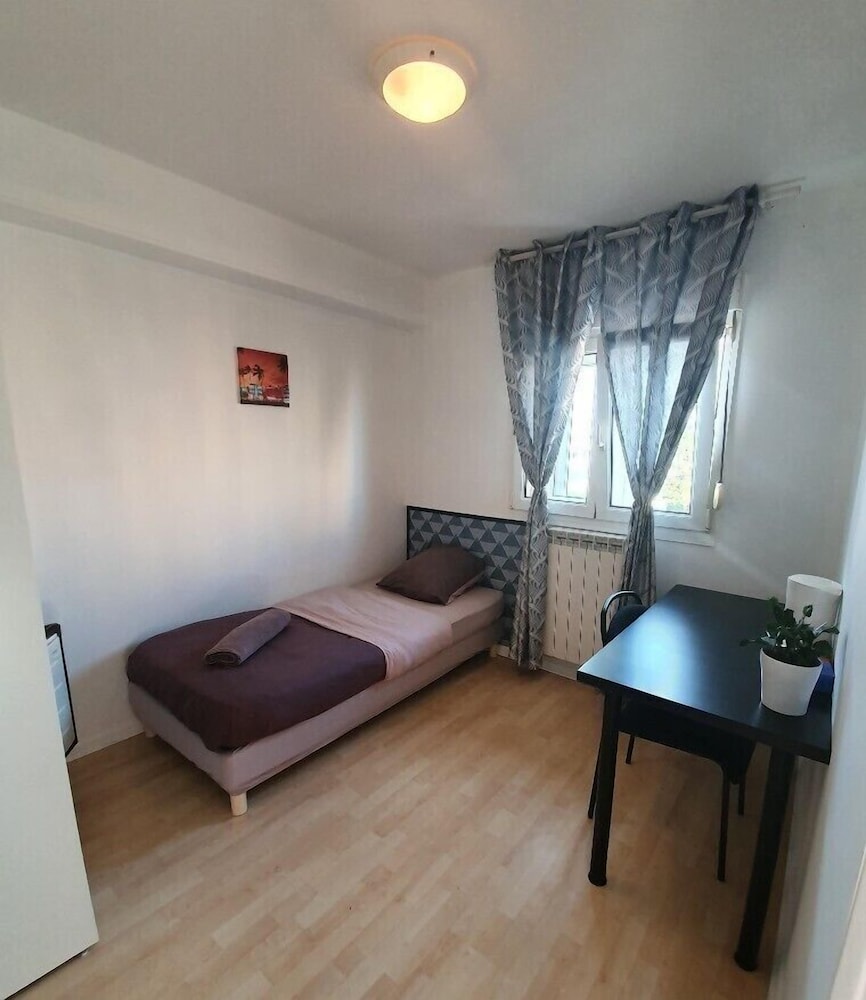 Basic Single Room, Shared Bathroom photo 1