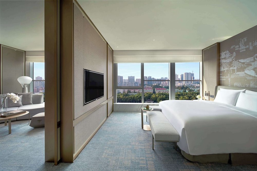 Superior Suite, 1 King Bed (Deluxe Junior) photo 2