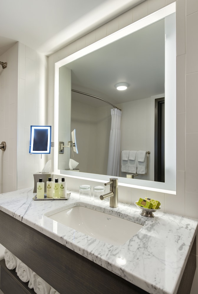 Classic Room, 2 Queen Beds, River View (Walk-In Shower) photo 3