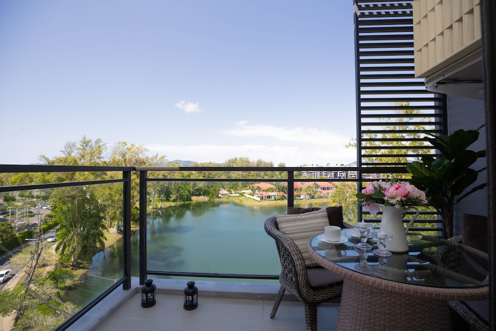 Superior Apartment, Balcony, Partial Lake View photo 2