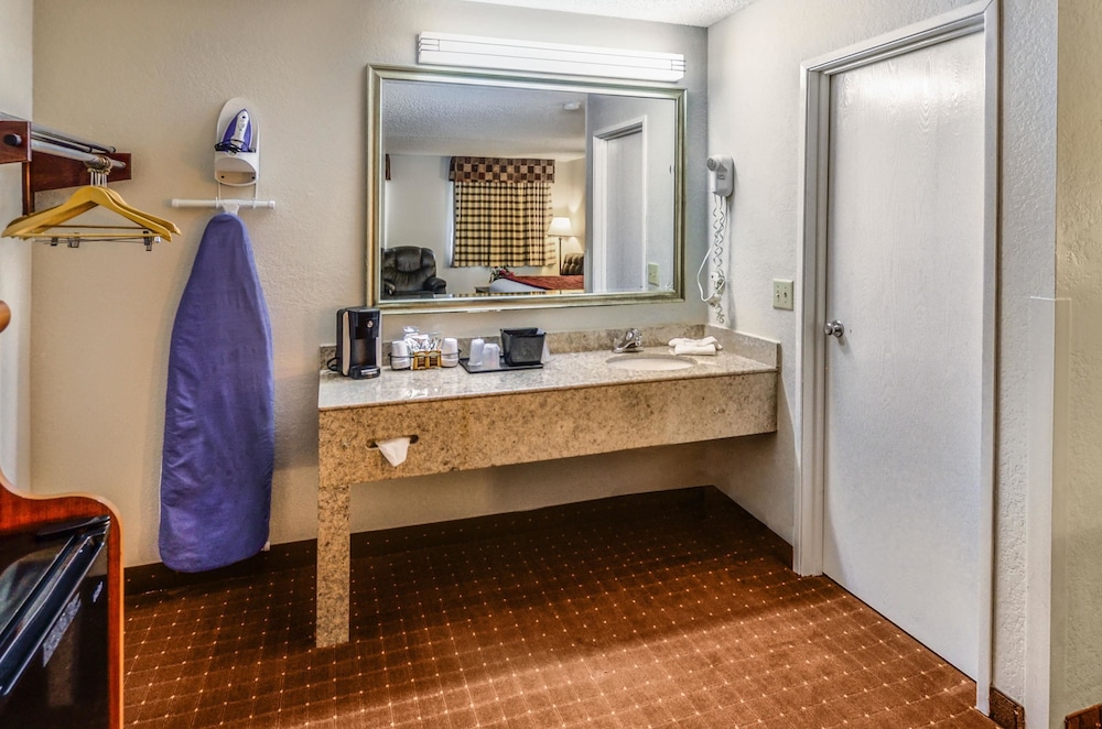 Standard Room, 2 Queen Beds, Smoking - Photo 2
