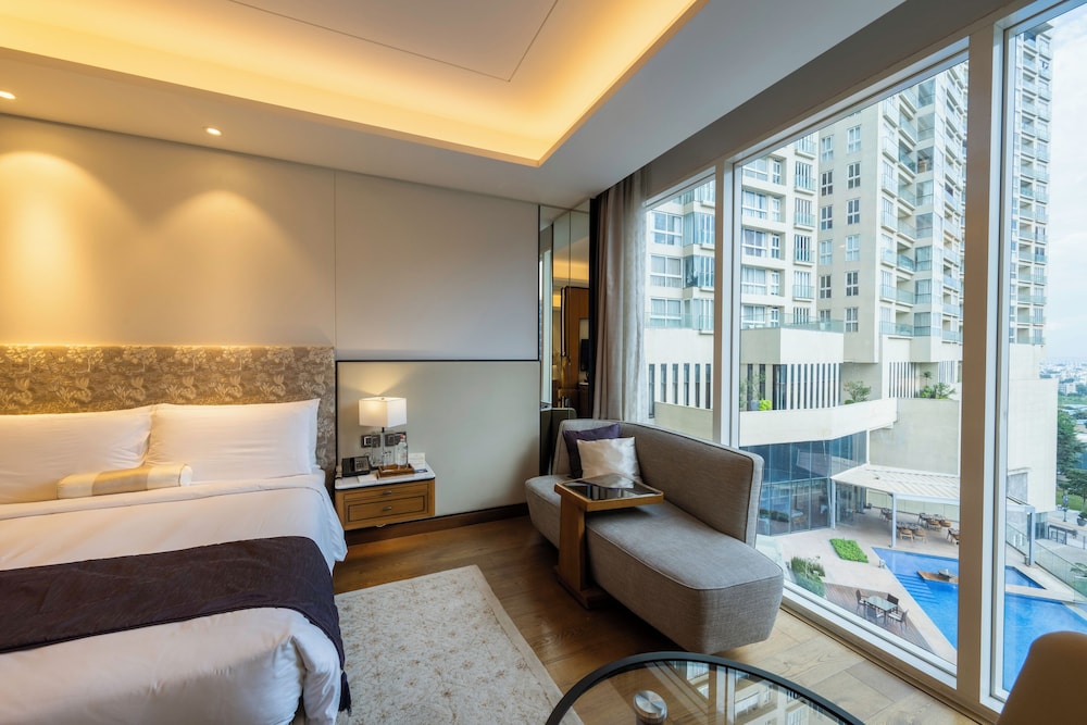 Superior Room, 1 King Bed, Pool View photo 3