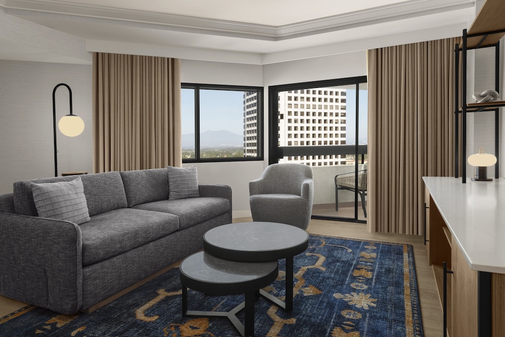 Suite, 1 King Bed with Sofa bed, Corner