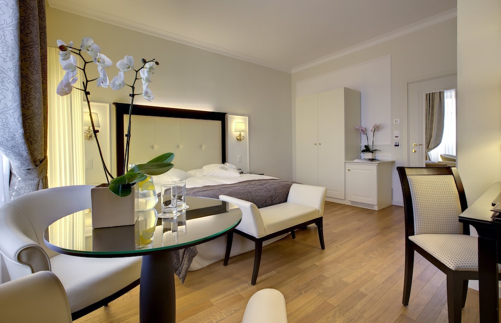 Superior Room, 1 Queen Bed, City View photo 3