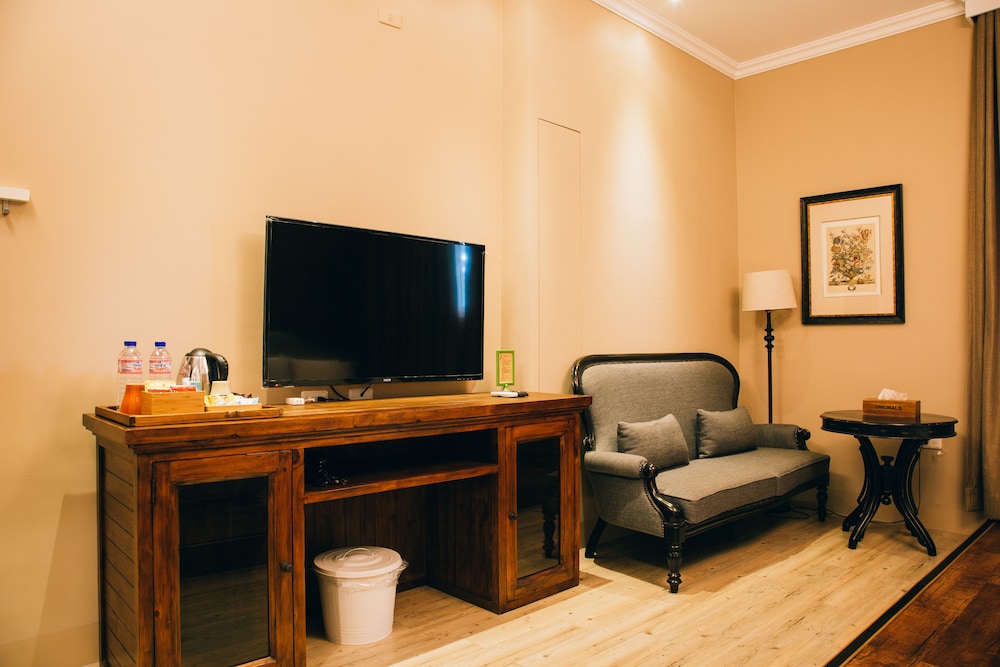 Basic Quadruple Room, 2 Queen Beds, Ground Floor photo 2