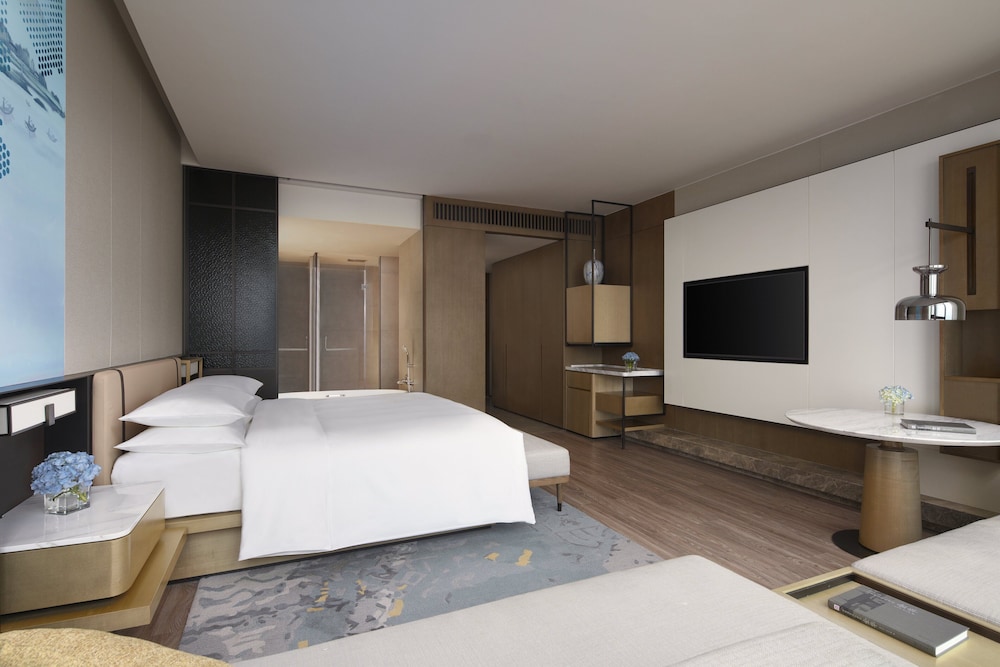 Deluxe Room, 1 King Bed, Corner - Photo 8