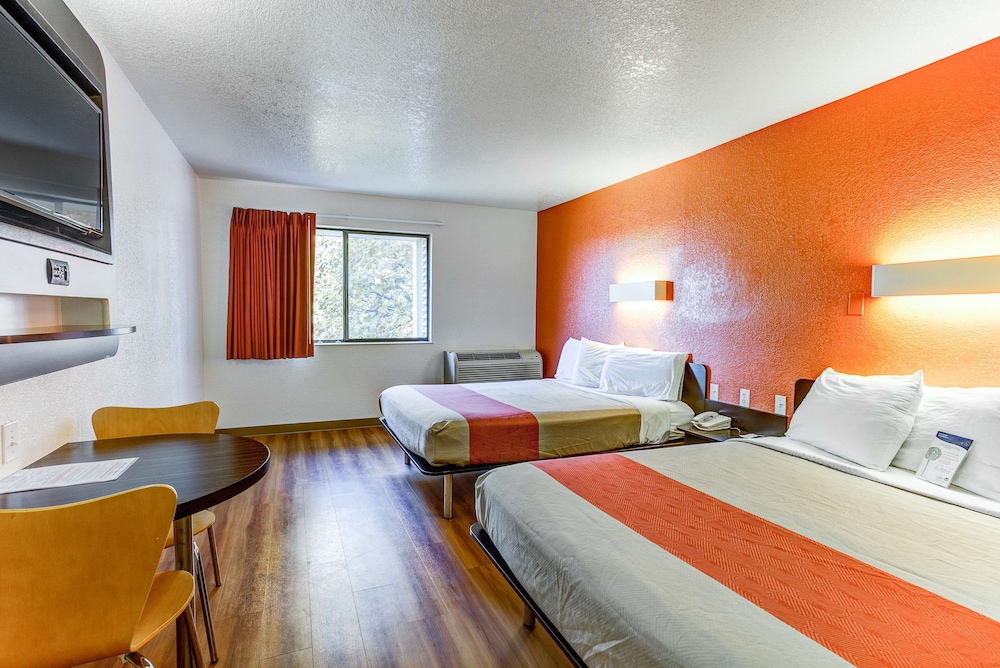 Deluxe Room, 2 Queen Beds, Non Smoking, Refrigerator & Microwave - Photo 5