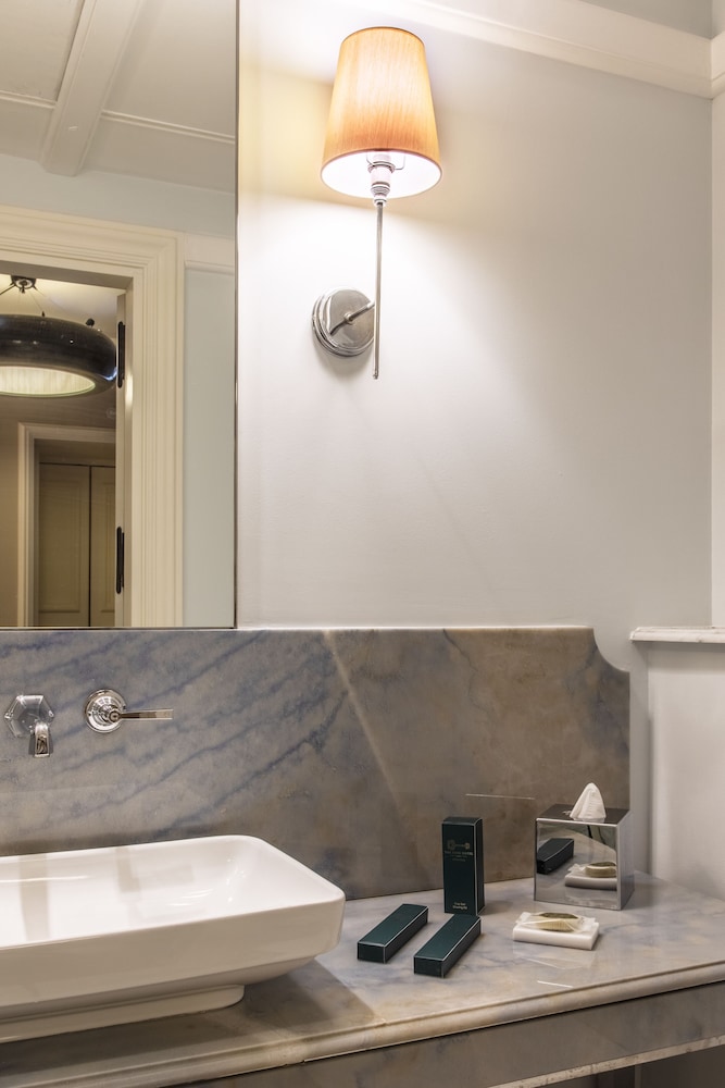 Executive Suite, 1 King Bed, City View