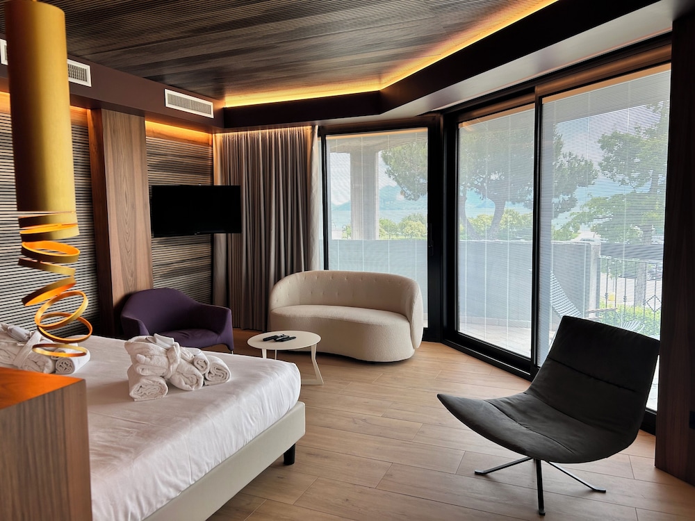 Junior Suite, Hot Tub, Partial Lake View - Photo 5