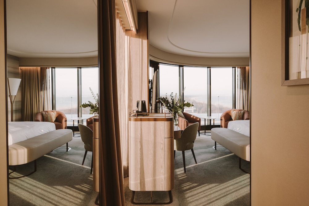 Suite, 1 Bedroom - Photo 9