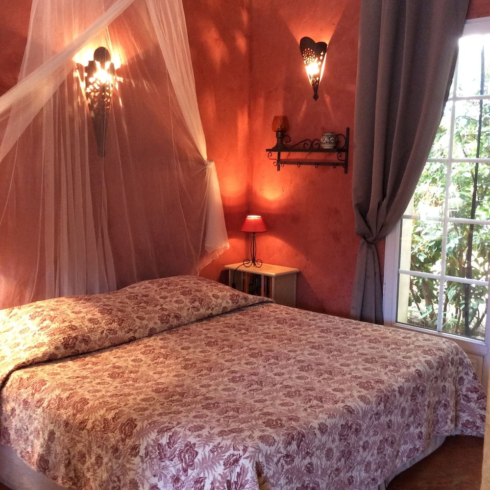 Studio, 1 King Bed with Sofa bed, Pool View photo 1