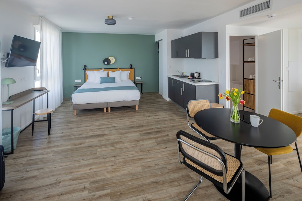 Executive suite, 1 double bed and 1 sofa bed - Photo 4