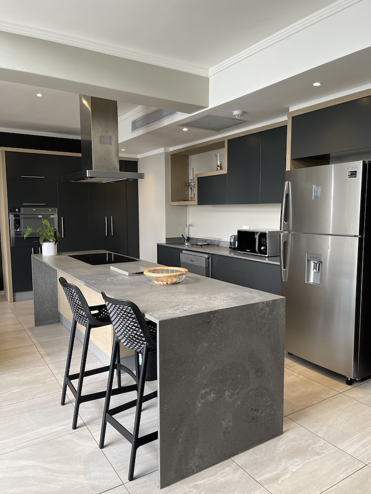 Presidential Penthouse, 3 Bedrooms, Ensuite, City View photo 3