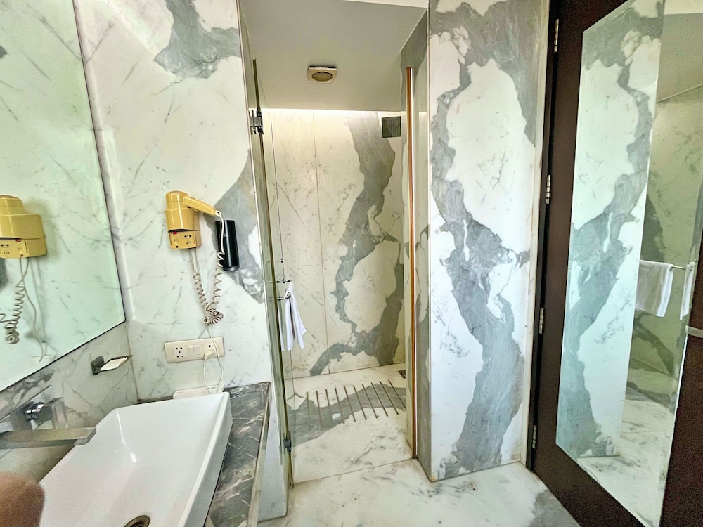 Premium Double or Twin Room - Photo 3