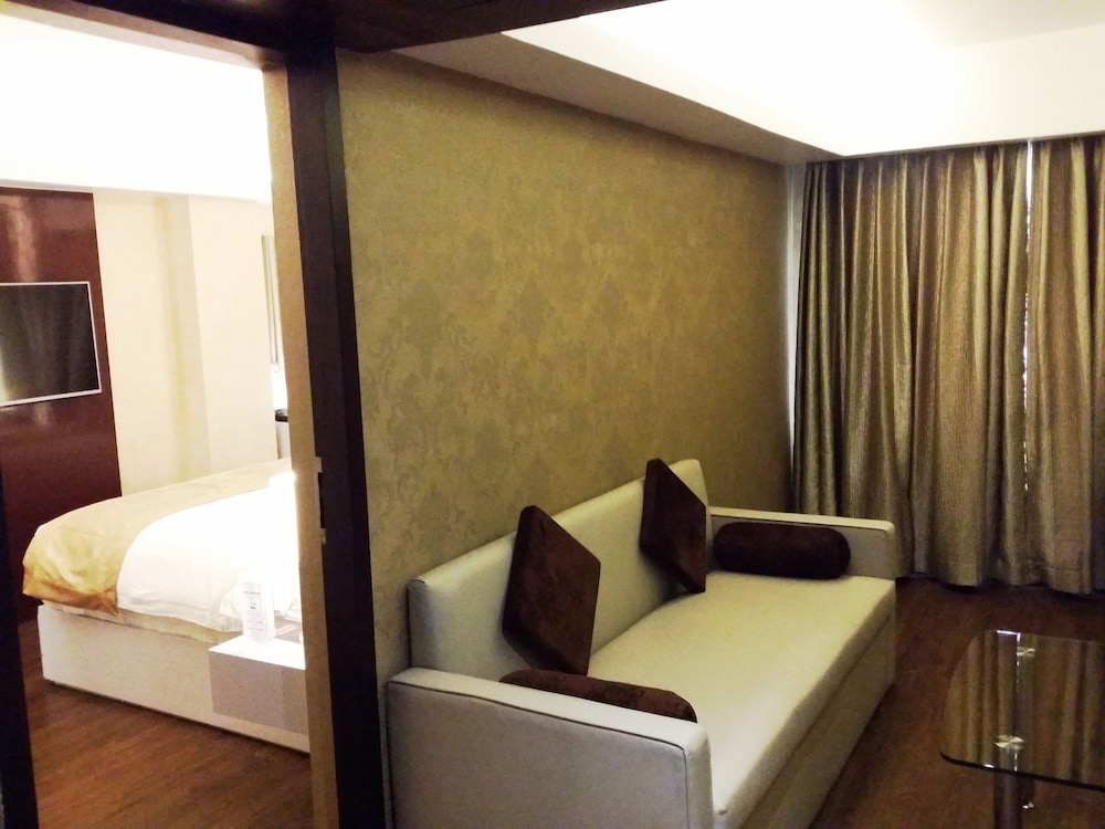 Executive Suite, 1 Bedroom, City View photo 2