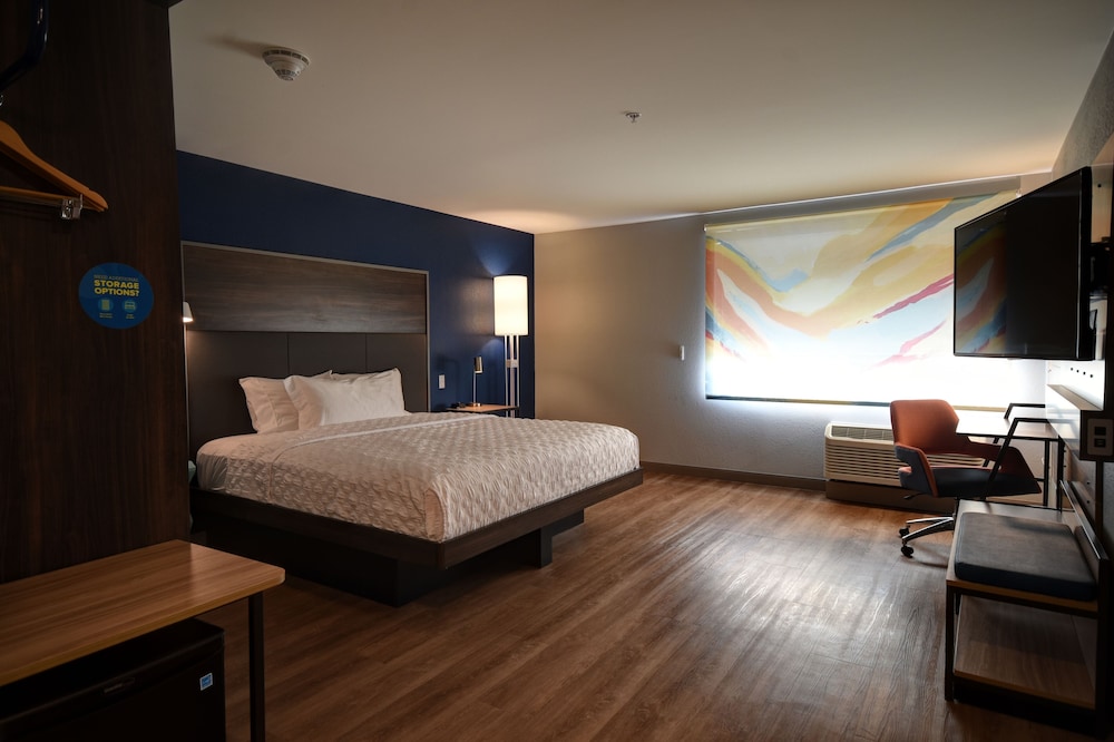 Room, 1 King Bed - Photo 3