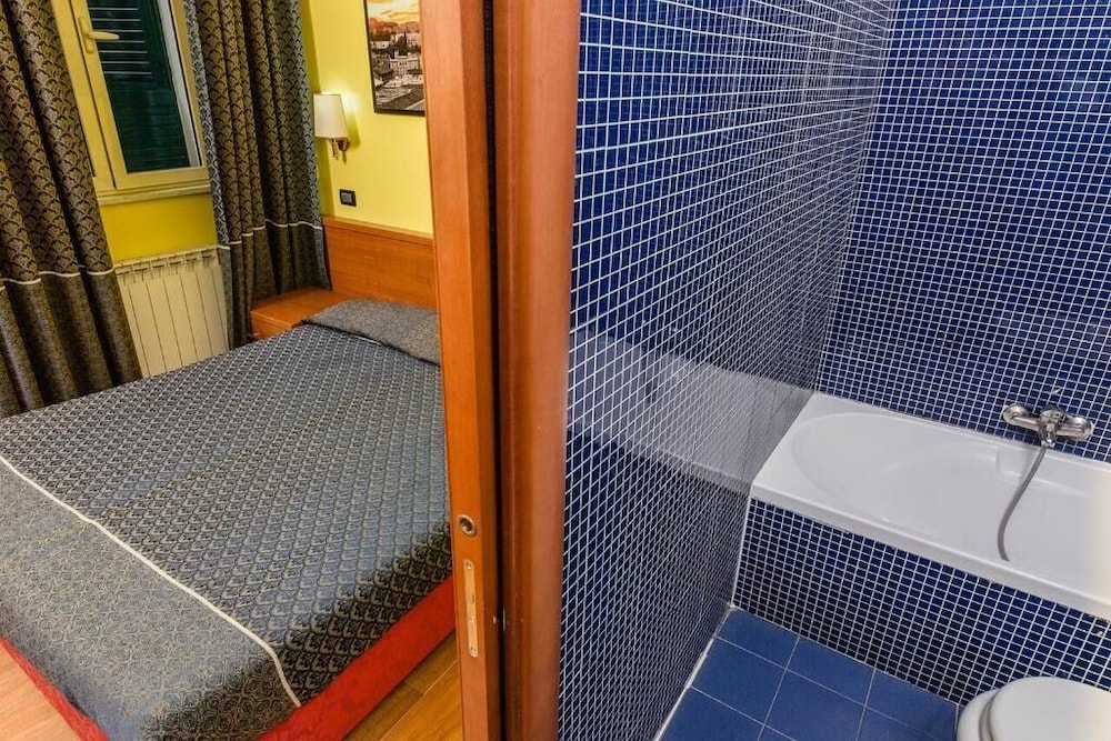 Single Room, Ensuite photo 2