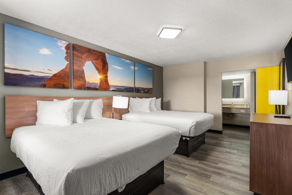 Room, 2 Queen Beds, Non Smoking - Photo 1