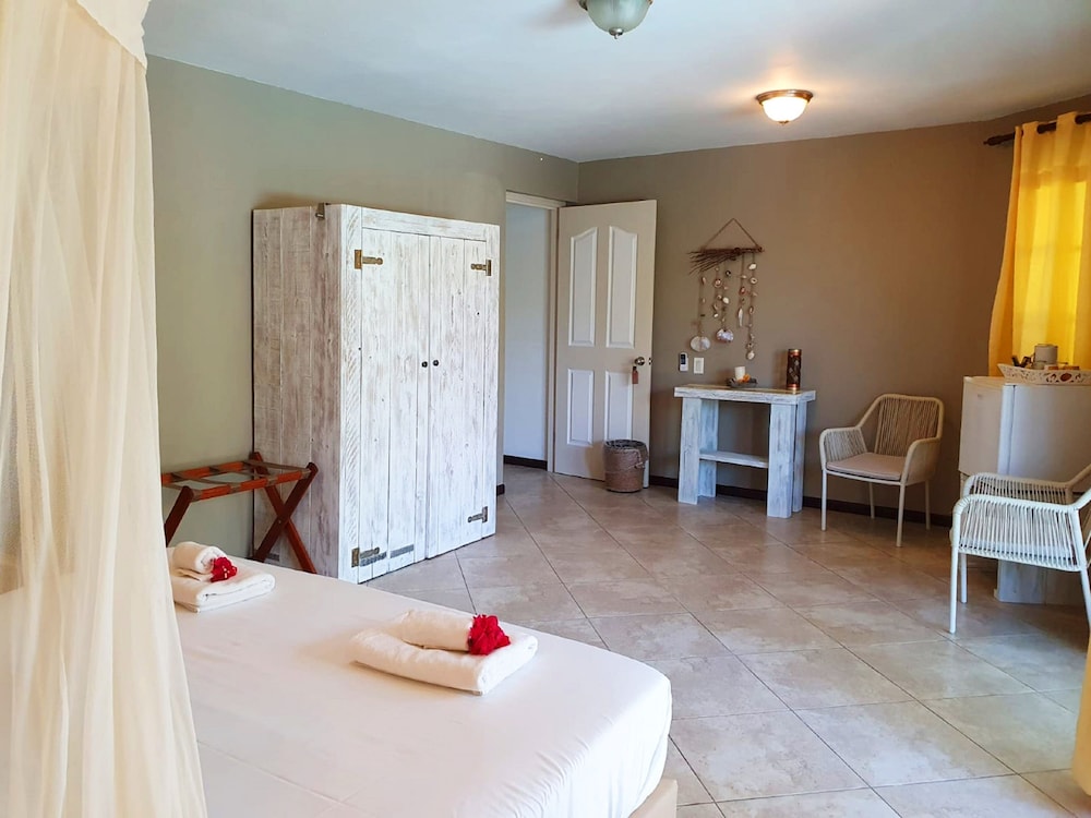 Habitación Doble Superior, Baño Privado, Vista a la Piscina