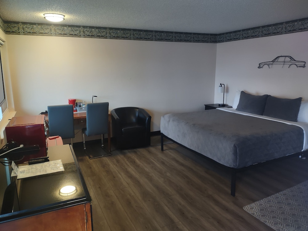 Standard King ADA Accessible w/ Shower, Non Smoking - Photo 5