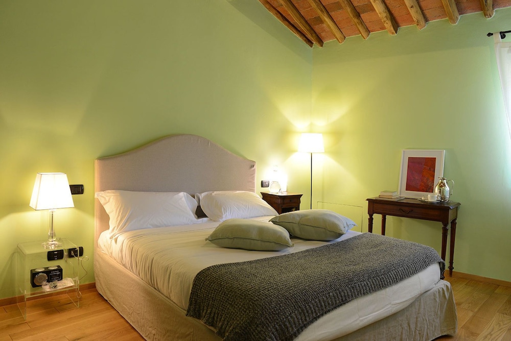 Deluxe Room, 1 Queen Bed, Private Bathroom