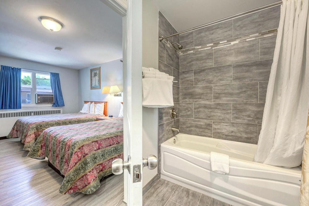 Family Room, Multiple Beds, Non Smoking, Kitchenette photo 2
