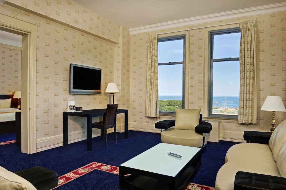 Standard Suite, 1 King Bed, Lake View, Lakeside - Photo 3
