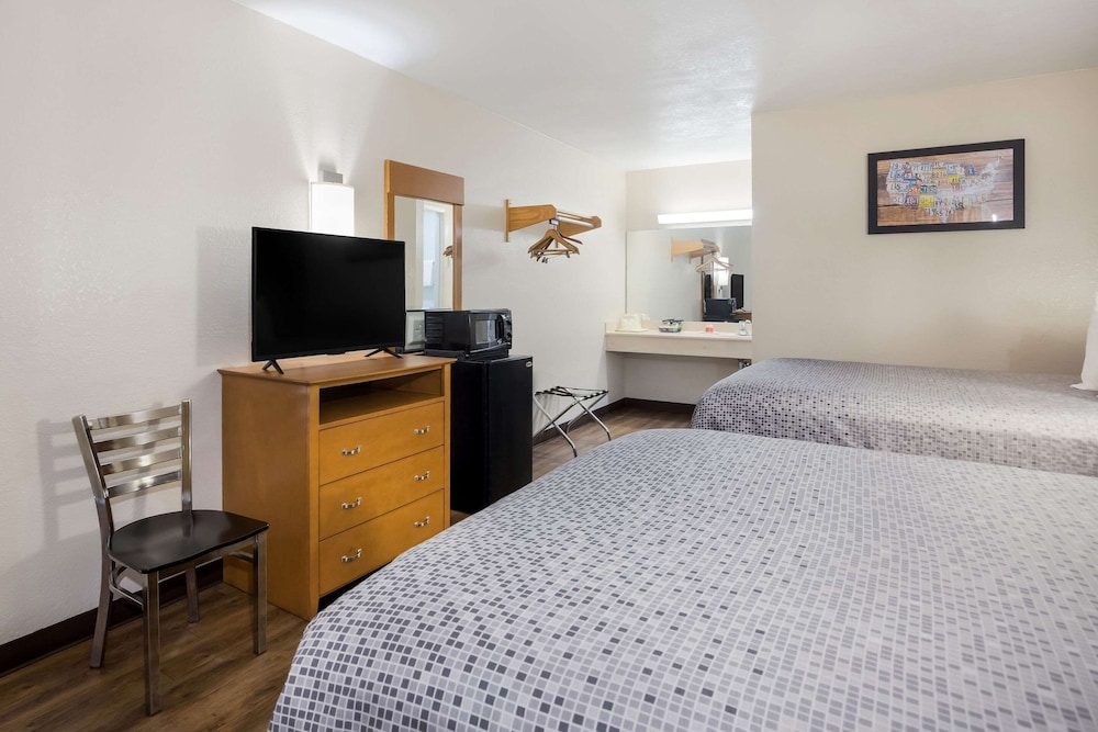 Room, 2 Queen Beds, Non Smoking photo 3