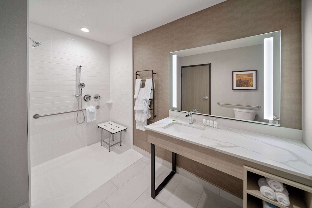 Room, 1 King Bed, Mobility Accessible (Bathtub with Grab Bars) photo 2
