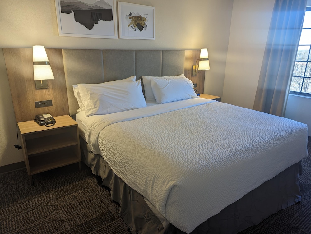 Suite, 1 King Bed, Accessible Bathtub (Communications) - Photo 3