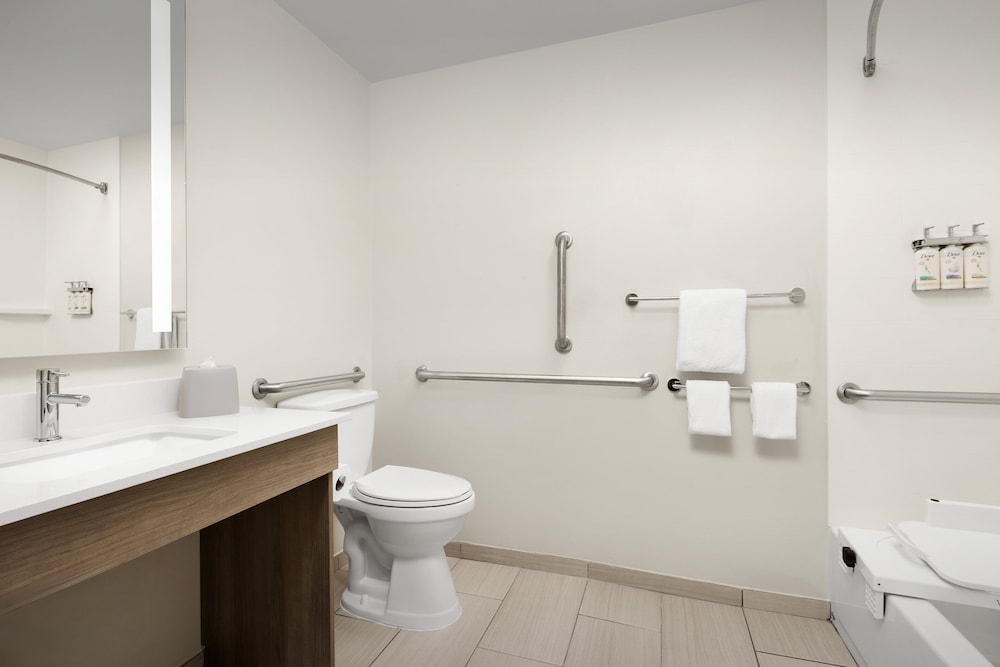 Room, 1 King Bed, Accessible Bathtub (Communications) - Photo 6
