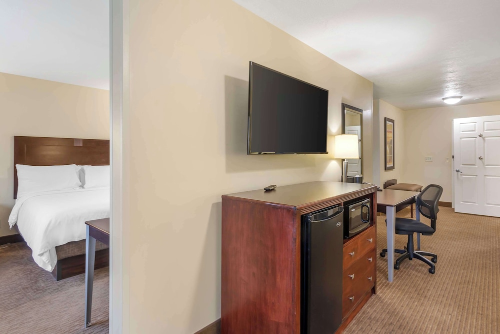 Suite, 2 Queen Beds, Non Smoking, Refrigerator & Microwave (with Sofabed) photo 2