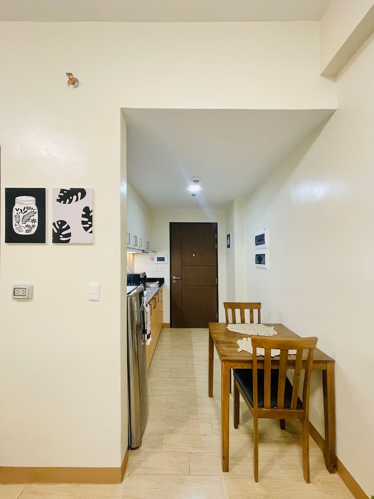 Basic Studio, 1 Queen Bed, Non Smoking, Balcony photo 3