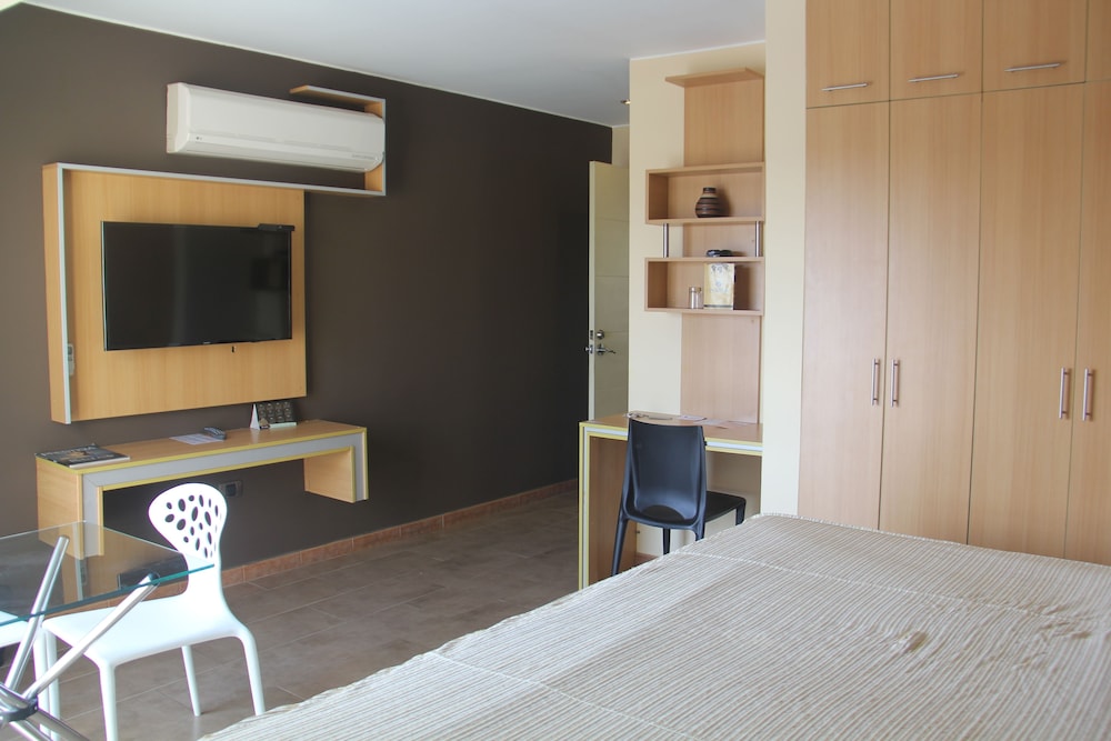 Luxury Suite, 1 King Bed, Non Smoking, Private Bathroom photo 3