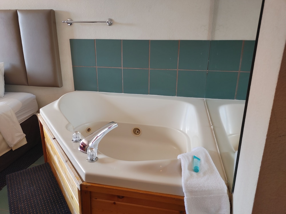 Superior Suite, 1 King Bed, Jetted Tub photo 2