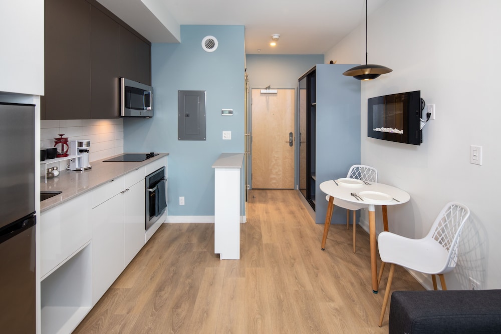Standard Apartment, 1 Queen Bed, Non Smoking, Balcony