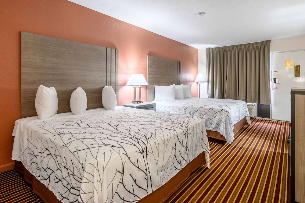 Room, 2 Queen Beds, Smoking - Photo 1