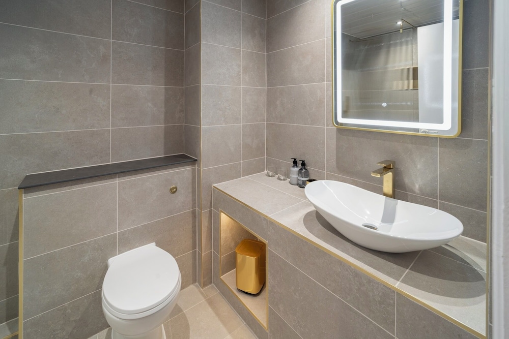 Suite - Photo 9