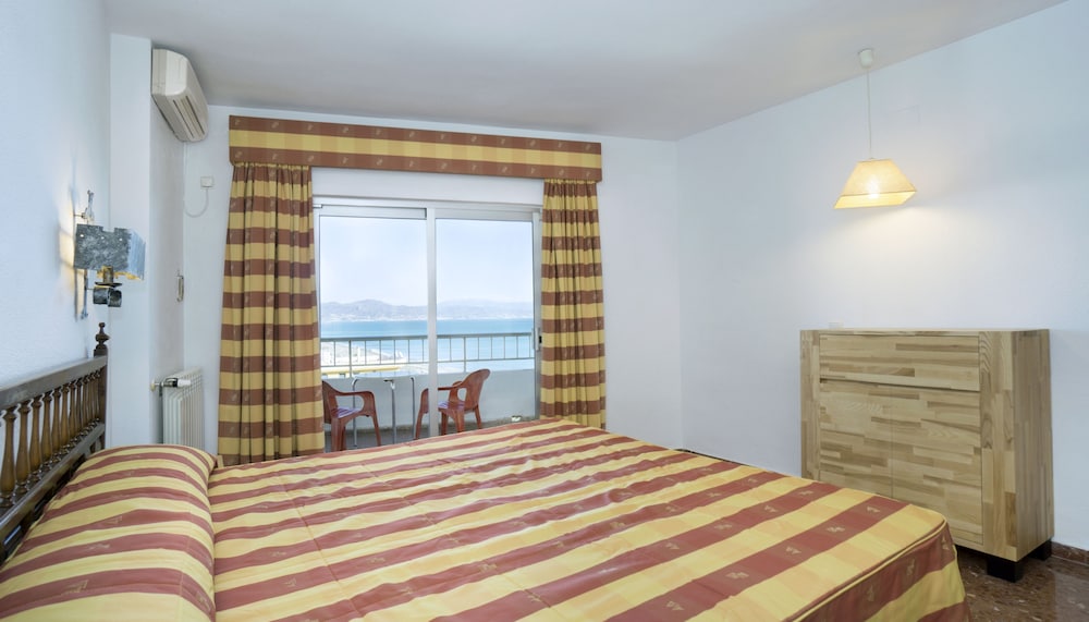 Apartamento, 1 habitación, vista parcial al mar