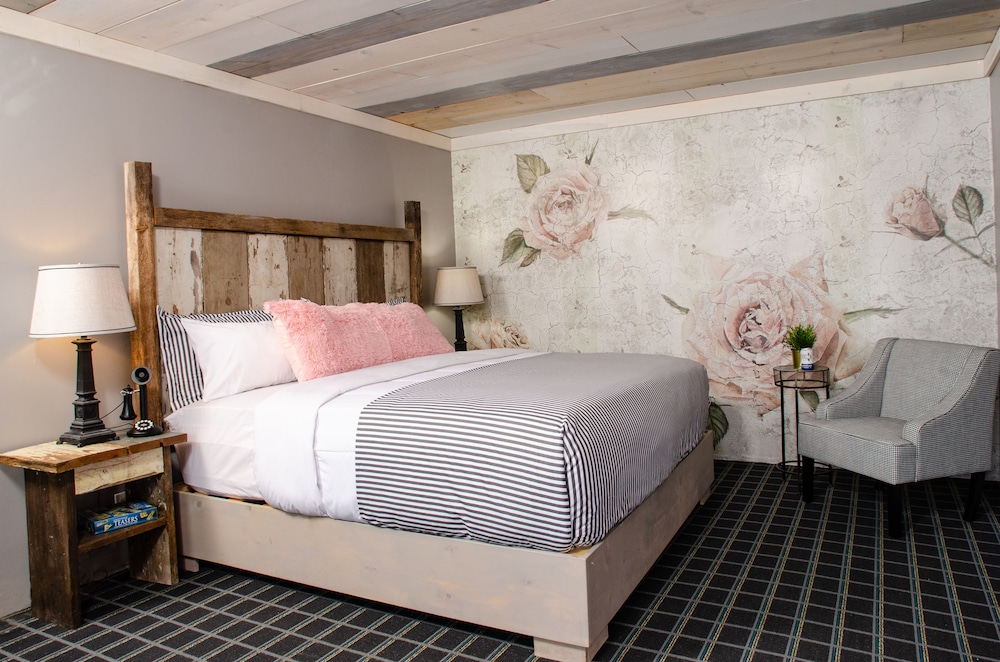 Twin Bing 1 King Bed photo 1