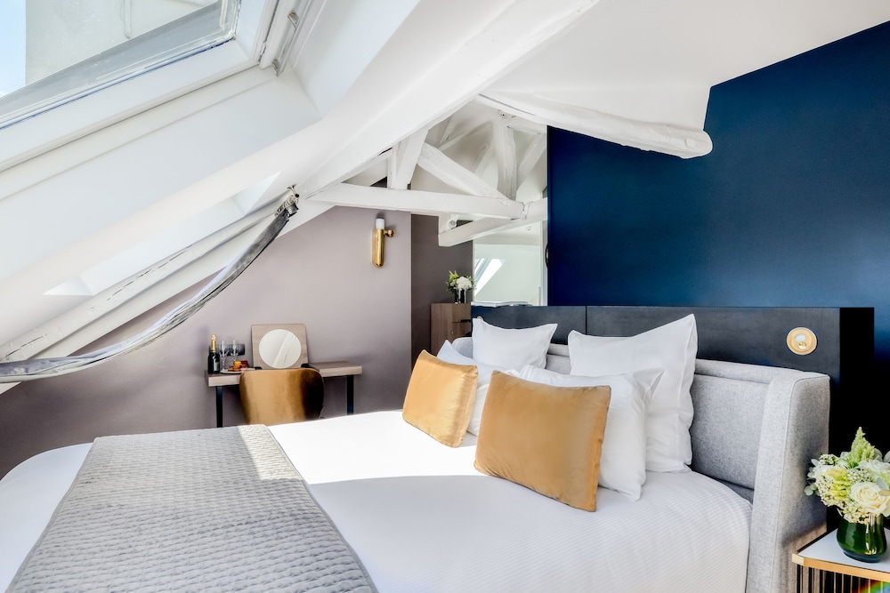 Executive Room thumbnail 6