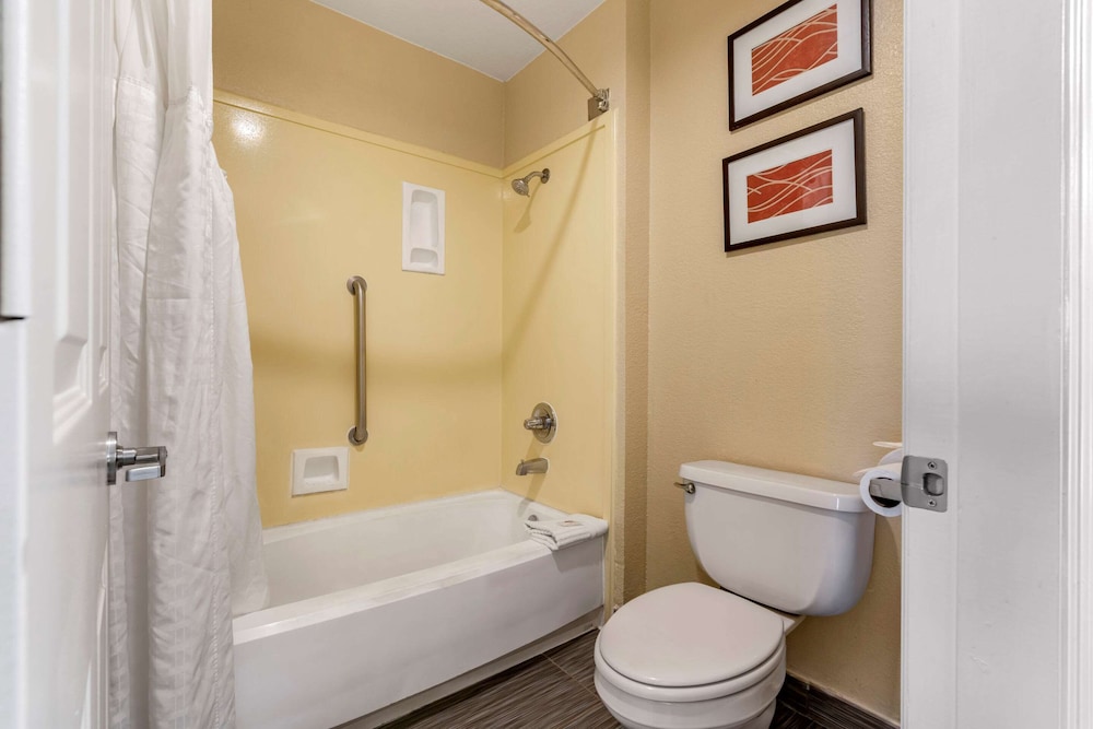 Room, Multiple Beds, Non Smoking (Upgrade) - Photo 9
