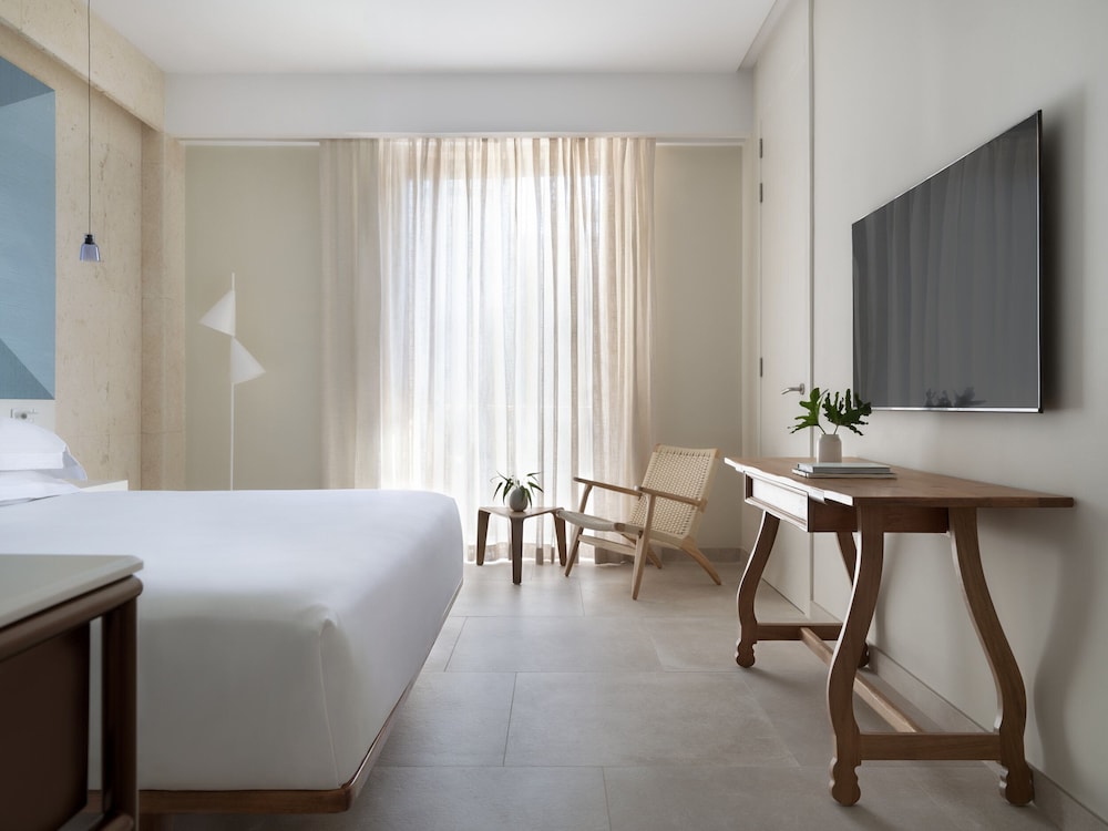 Room, 1 King Bed with Sofa bed, Balcony (Essential) - Photo 2