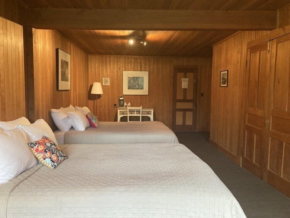 Traditional Room, 2 Queen Beds (Rustique)