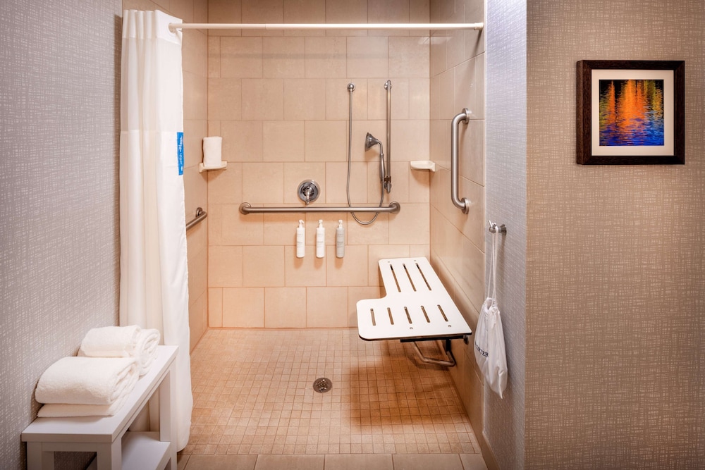 Room, 2 Queen Beds, Accessible (Roll-In Shower) - Photo 4