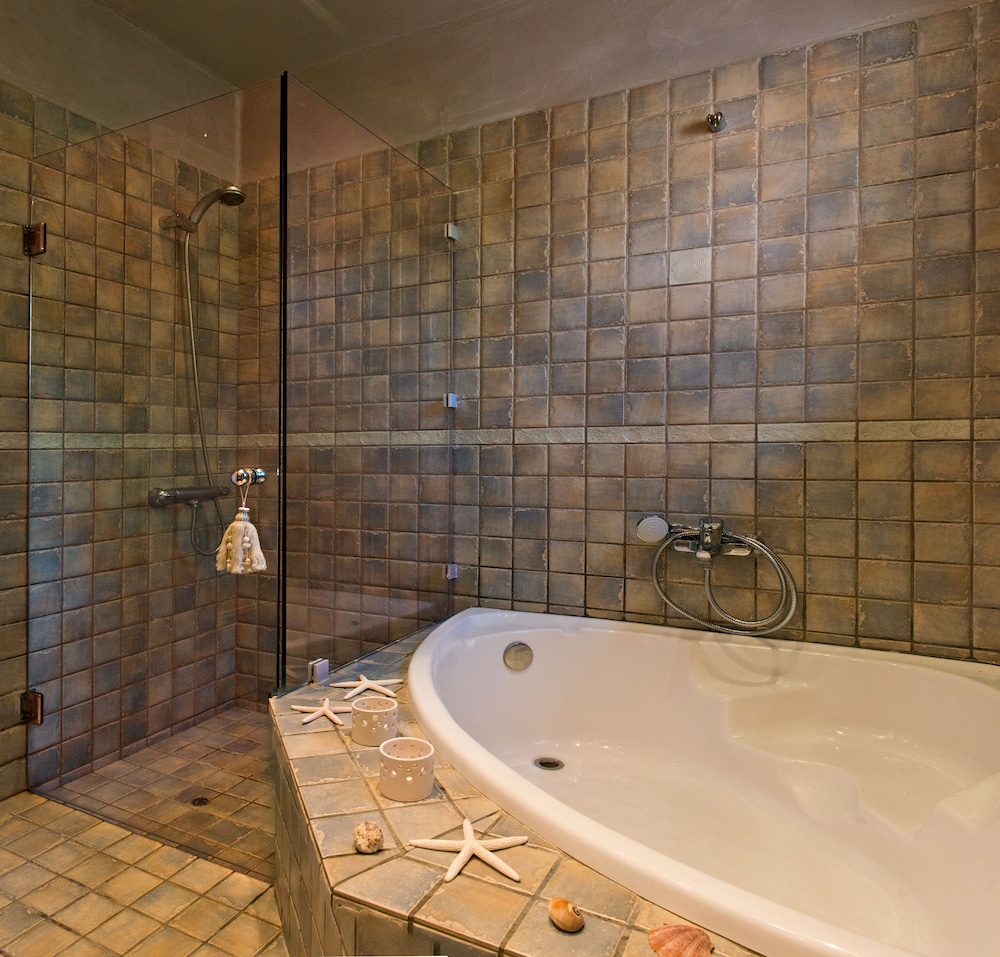 Deluxe Beachfront View Suite - Photo 6